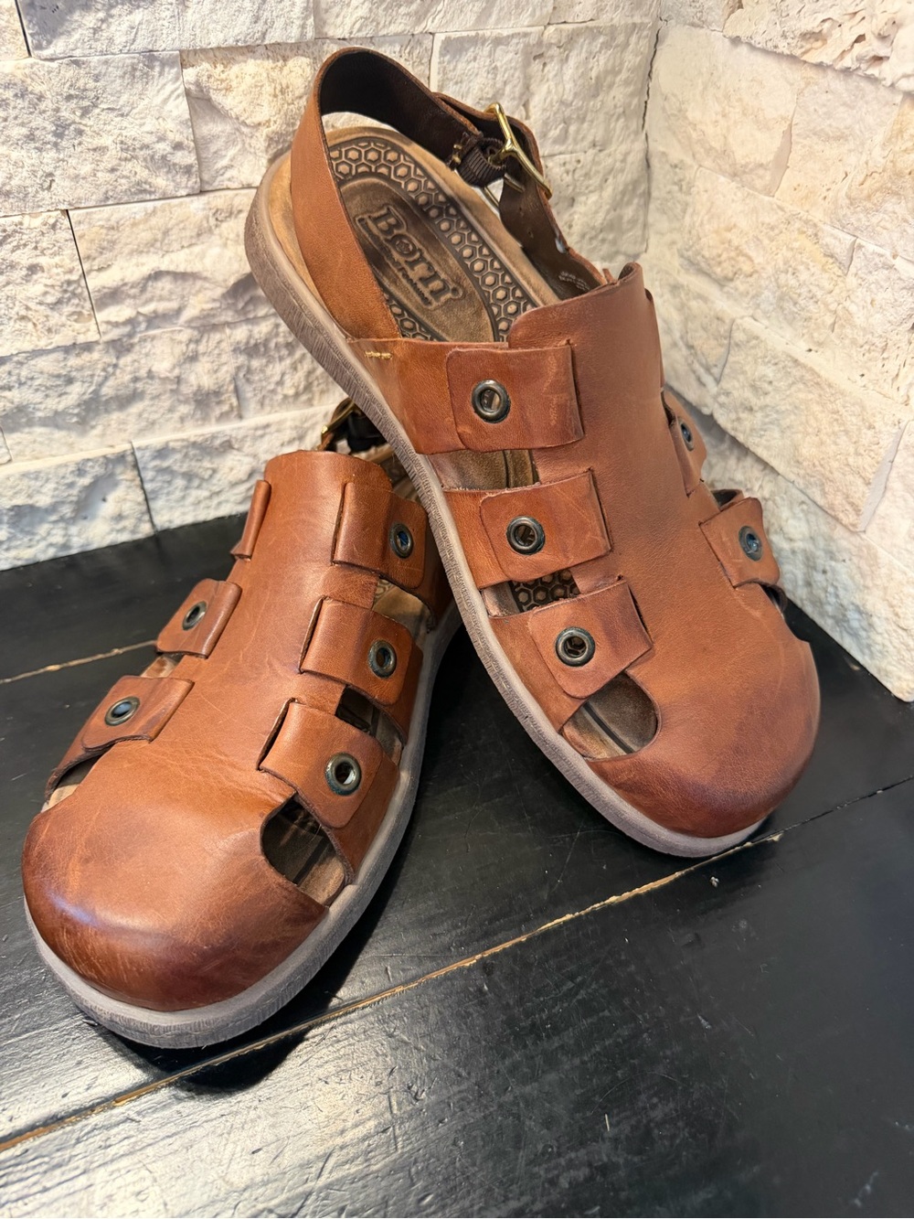 Born Mens Brown Leather Fisherman Sandals Closed Toe Comfort Shoes Rivets Sz 10